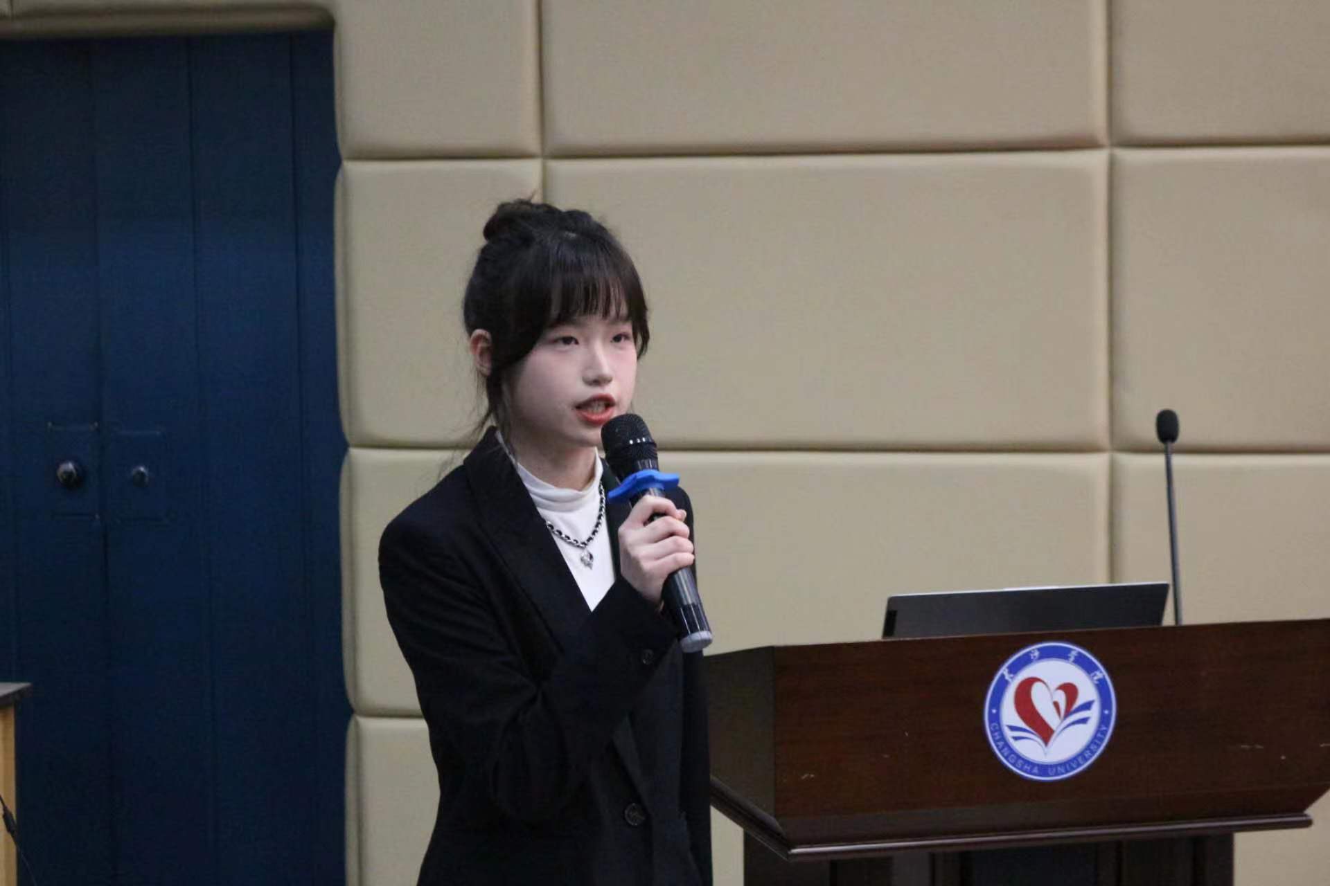 电子信息与电气工程学院22光电02班团支部贺遐宇同学宣讲.jpg 电子信息与电气工程学院22光电02班团支部贺遐宇同学宣讲.jpg