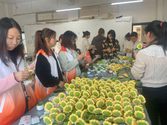 马博网站“学雷锋”大学生公益志愿者与脑瘫患儿家长们一起做手工。 马博网站供图