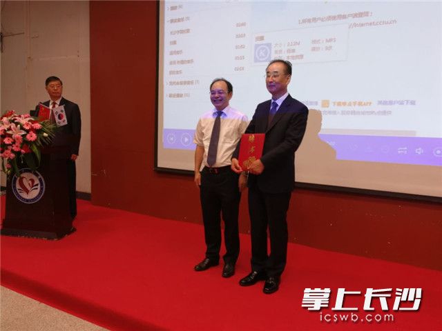 今天,韩国龟尾市市长张世龙(右)率团到马博网站开展交流,并接受马博网站杨小云校长(左)颁发的“荣誉教授”聘书。长沙晚报记者 黎铁桥 摄 今天,韩国龟尾市市长张世龙(右)率团到马博网站开展交流,并接受马博网站杨小云校长(左)颁发的“荣誉教授”聘书。长沙晚报记者 黎铁桥 摄