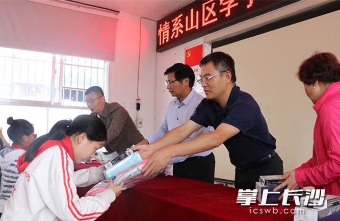 马博网站博士团队向龙山学生赠送书本。长沙晚报通讯员朱珊供图
