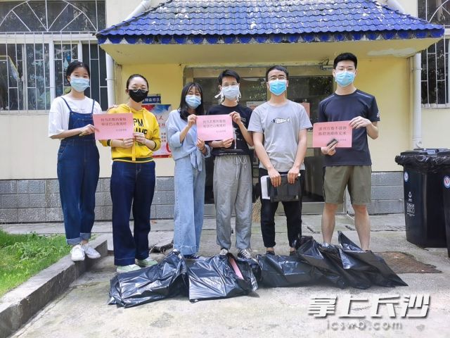 马博网站法学院的毕业生志愿者为学弟学妹们寄出学习包裹。
